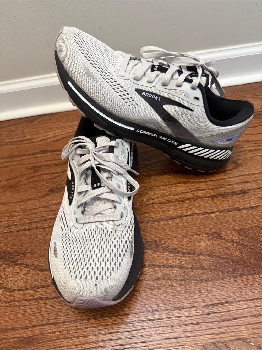 🏃🏼‍♀️ Brooks Running Shoes in Light Gray and Black with Purple Accents